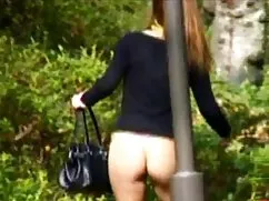 黒人は大きなベッドの上で眼鏡をかけた女の ...