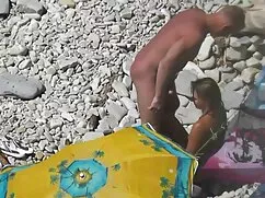 マッサージ師は、バイブレーターで顧客を刺 ...