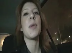 女性の茶色のセクシーなピンクの下着を性交 ...