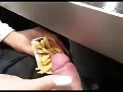 バスルームでさびた主婦。 女性 ラブラブ ...
