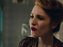 ジャーナリストは、オフィスで吸った後、女 ...