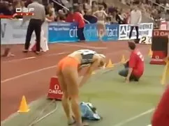 バスルームの男はギャップの女の子を舐め、 ...