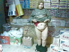 男の顔にタトゥーを持つ裸の女の子は、その ...