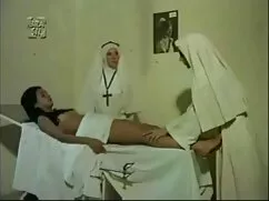 女の子金髪doggystyled肛門クソ ...