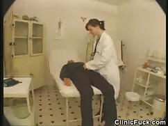女の子はまだ同時に二人の男を吸うために私 ...