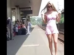 女の子、赤いパンティー、立って剃られた膣 ...