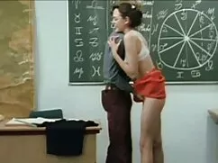 恋人ヘa女の子のテーブルとともに彼女のボ ...