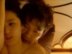ピンクの下着を脱いだアジア人は、二人があ ...