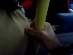 リビングルームで美しいアスリートの口から ...