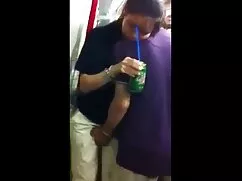 赤いブラで大きな胸を持つカメラのウェブカ ...