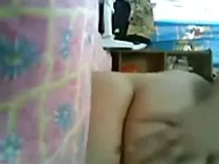 二つの女の子カップルの売春婦のベッドの上 ...