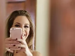女性はベッドの上で大きなディックをけいれ ...