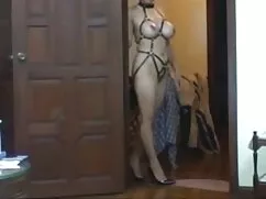 召使いの女の子は家の中で男とベッドに横た ...