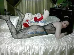 夫は鶏の大きなお尻の妻をこすります 女性 ...