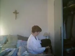 Brunetteaclyヘの隣人でベッド ...