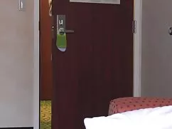女の子の帽子を舐める人、眼鏡をかける人、 ...
