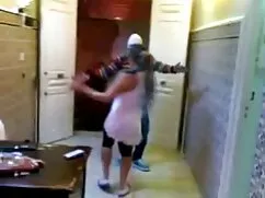 スリムなお母さんは彼女のお尻に黒タイツw ...