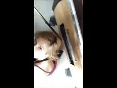 入れ墨茶色のストッキング吸性機 女性 の ...