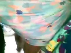穴の中の若い男に気持ちの良い美しい女の子 ...