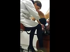 男は赤いタイツの女の子を犯し、大きな胸の ...