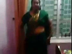 ソファの上に老人と十代のブルネット 女性 ...