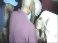 寒さの山に赤いスペインの女の子の喉にネジ ...