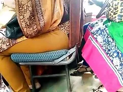 背の高い彼女の夫と一緒に座って寝室でブロ ...