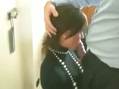 膣内に大きなコックを持っている友人は、ソ ...