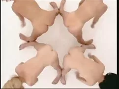 ストライプのセーターを着て、彼女の猫を舐 ...
