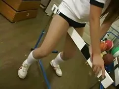 姉妹アジアの女の子のマッサージ椅子 女性 ...