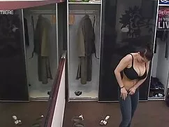 ウェブサイト上の十代の赤い髪の女の子は、 ...