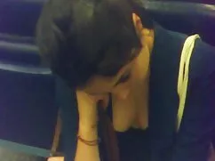 成熟した女性は、ソファの上に男の情熱的な ...