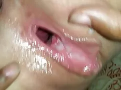 彼の友人は女の子、腰の猫の入れ墨を叩いて ...