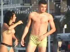 金髪の女の子がセックスのセグメントのキッ ...